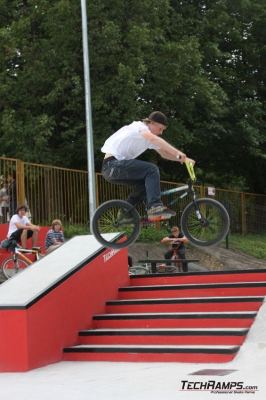 Betonowy skatepark w Radzionkowie - Rider