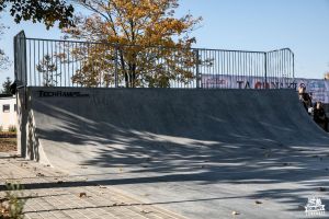 Concrete Quarter pipe - skatepark in Naklo