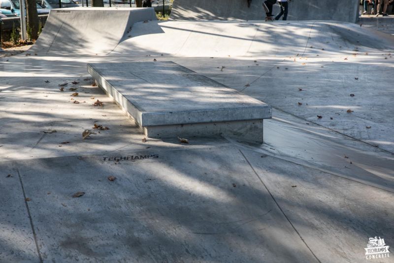 Concrete skatepark adapted to skateboarders and roller-skaters