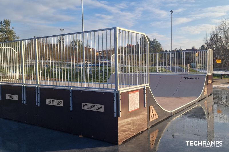 Miniramp i Trzcianka skatepark - sett fra siden