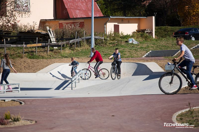 Maniowy, Małopolska - concrete monolith skatepark 