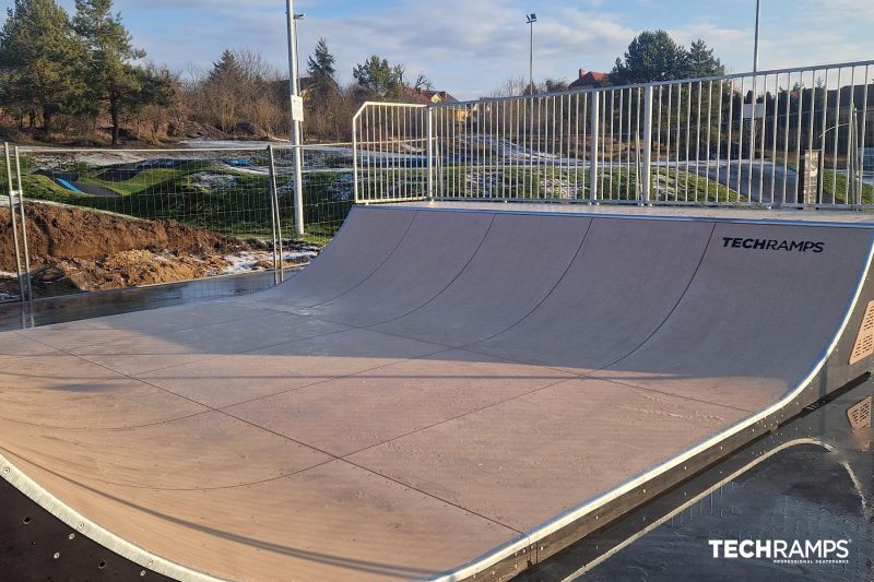 Skatepark i Trzcianka - utsikt over minirampen i tre