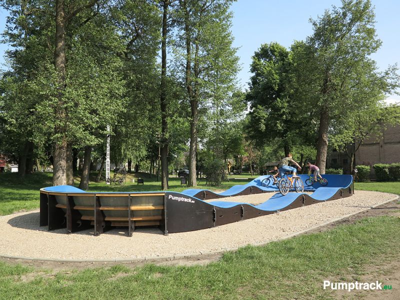 Rzut z boku na pumptrack w Witnicy