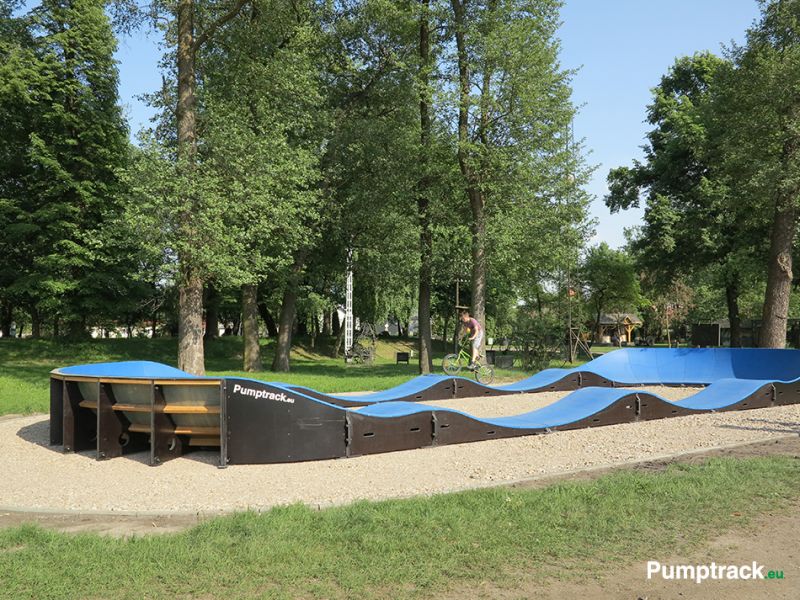 Rzut z boku na pumptrack w Witnicy