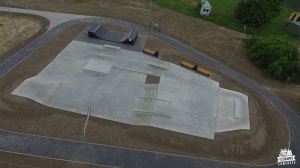 Skatepark betonowy z minirampą w Koluszkach