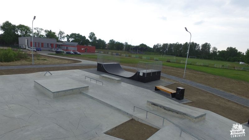 Skatepark betonowy z minirampą w Koluszkach