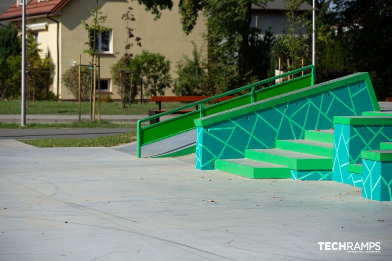 Sekcja z poręczami i schodami w skateparku Zielonka
