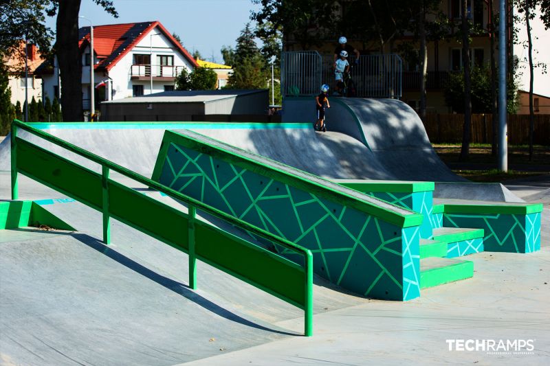 Zielone poręcze i box w skateparku Zielonka