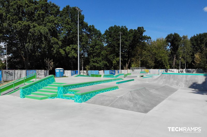 Widok na sekcję street z poręczami i schodkami w skateparku Zielonka