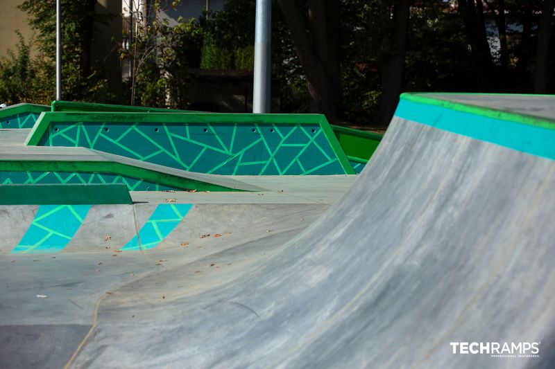 Szeroki widok na sekcję street w skateparku Zielonka