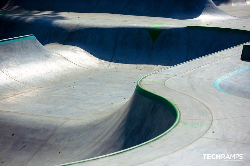 Zbliżenie na bowl i przeszkody na skateparku Zielonka