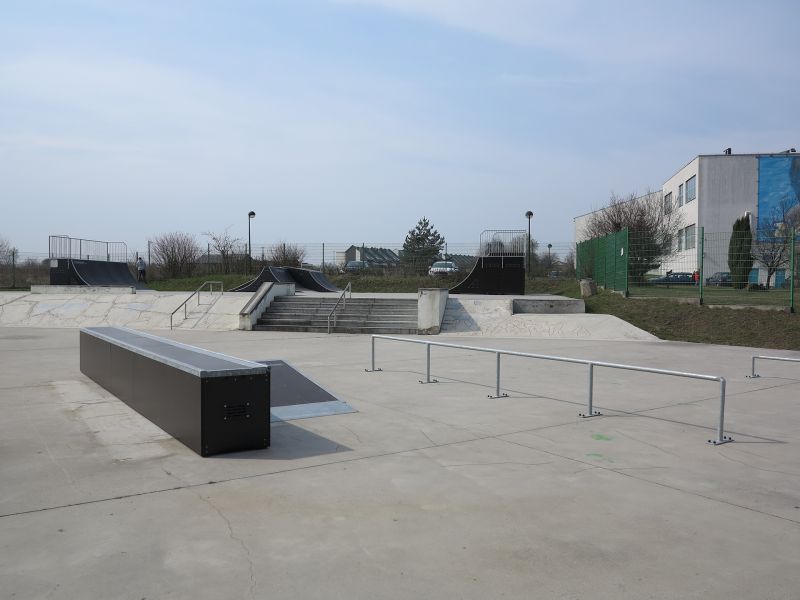 Skatepark Tarnowskie Góry - widok na przeszkody