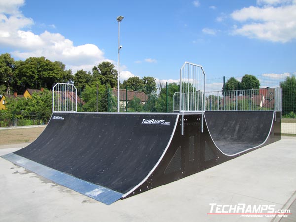 Skatepark w Chałupkach Minirampa z qarter pipe