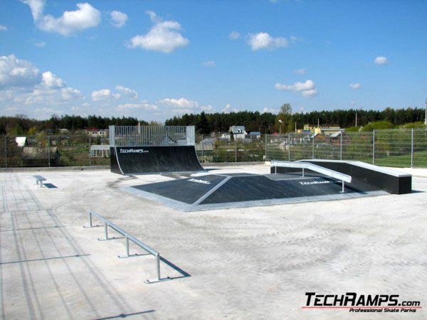 Skatepark w Poniatowej z nawierzchnia betonowa