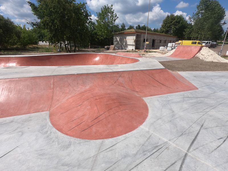 Utsikt over skateparken i betong i Sławno (Łódzkie)